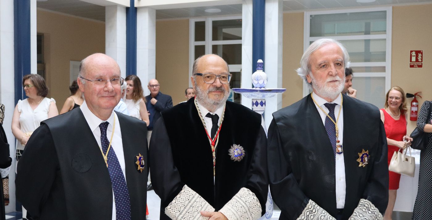 Entrega del título de Colegiado de Honor a los Excmos. Sres. D. Juan Ramón Berdugo y D. Pedro José Vela