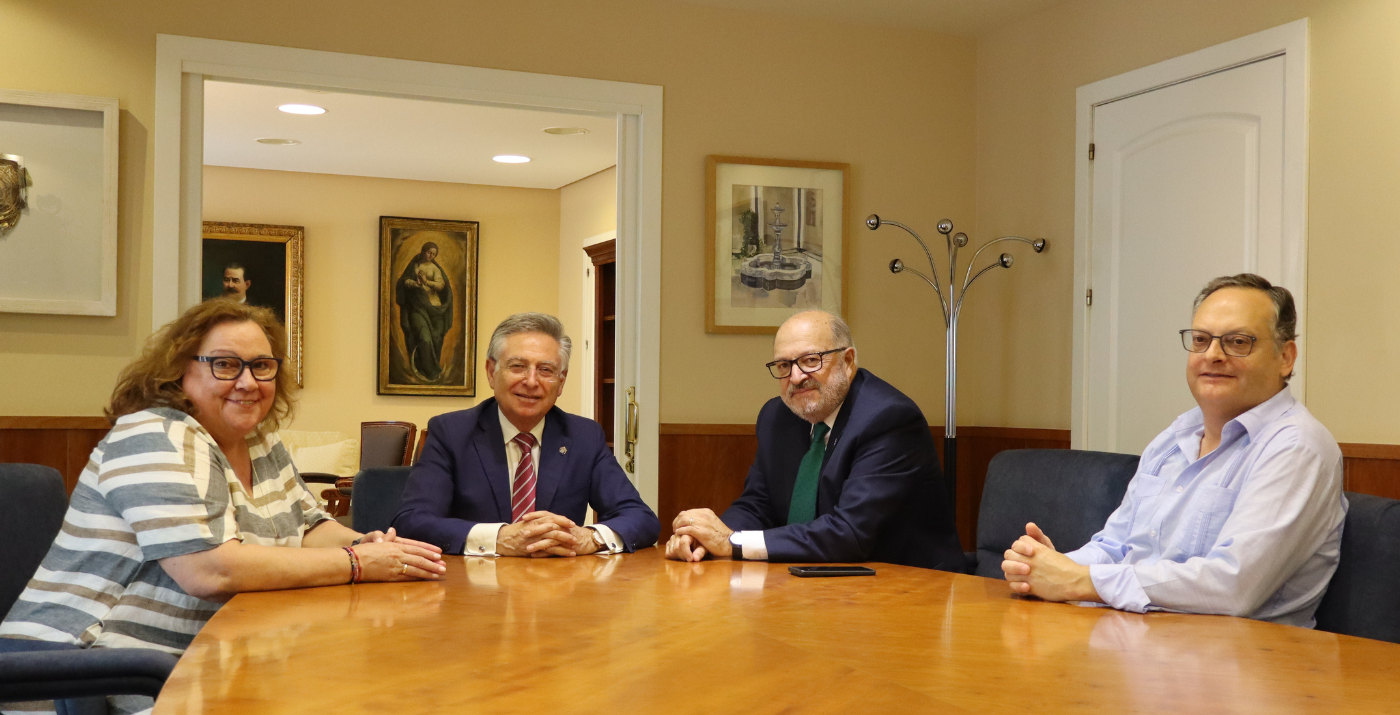 Francisco de Paula Sánchez visita la sede colegial para despedirse como presidente de la Audiencia